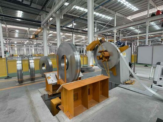 comprar Máquina de moldeado de rodillos personalizable 15 m/min Equipo de moldeado de rodillos con bandeja de soporte de cable online manufacture