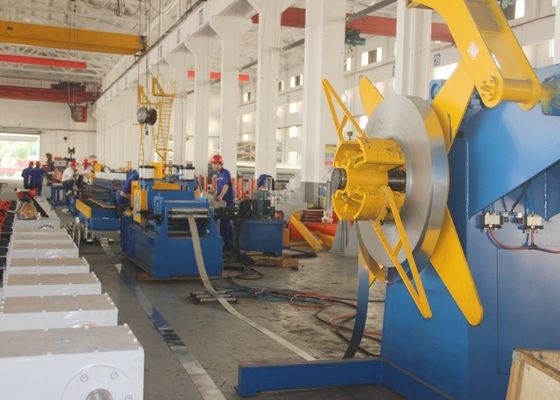 comprar 30m/min Máquina de formación de canales Máquina automática de moldeo de rollo de canales de apoyo online manufacture