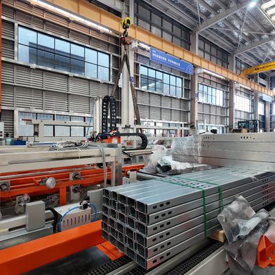 Máquina perfiladora de soportes con superficie HMI